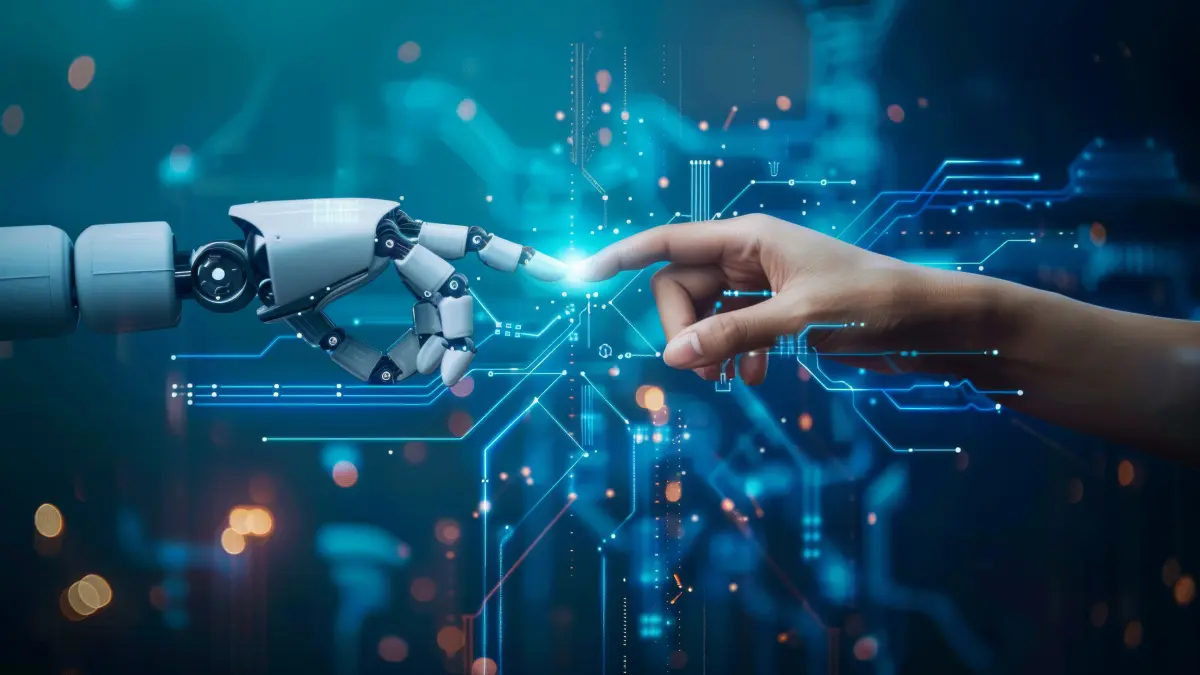 Roboterhand und menschliche Hand berühren sich vor einem digitalen Schaltkreis-Hintergrund – Symbol für die Zusammenarbeit zwischen Mensch und Künstlicher Intelligenz