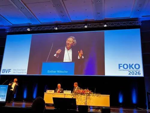 Dr. med. Esther M. Nitsche (links), Ärztin für Kinder- und Jugendmedizin aus Lübeck, bei ihrem Vortrag über die Pubertät als Phase der Neuorganisation. Mit im Bild sind BVF-Präsident Dr. med. Markus Haist (mitte), Pforzheim, sowie DGGG-Präsident Prof. Dr. med. Gert Naumann (rechts), Erfurt.