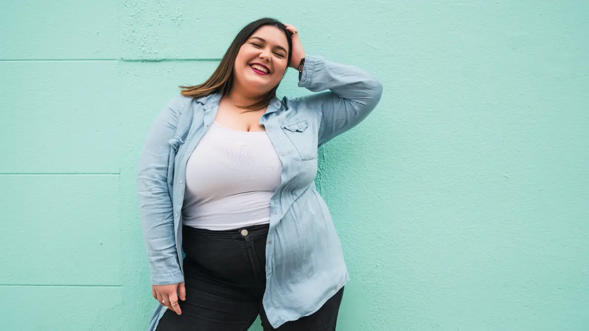 Lächelnde Plus-Size Frau symbolisiert Gewichtsreduktion durch Semaglutid bei Adipositas.