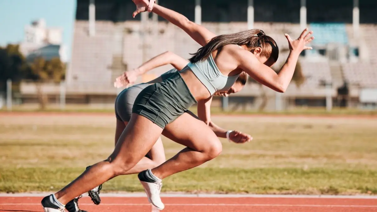 Zwei Laeuferinnen starten auf der Tartanbahn – sportassoziierte Amenorrhoe als Warnsignal im Leistungssport