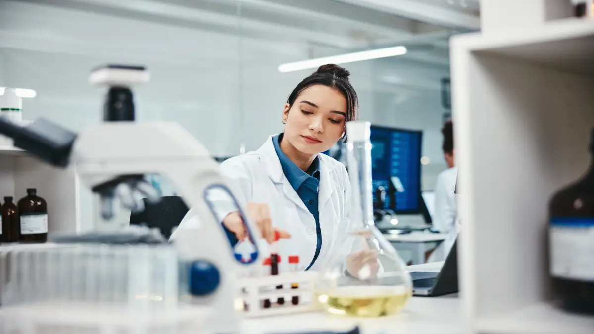 Wissenschaftlerin im Labor arbeitet mit Blutproben und Laborgeräten