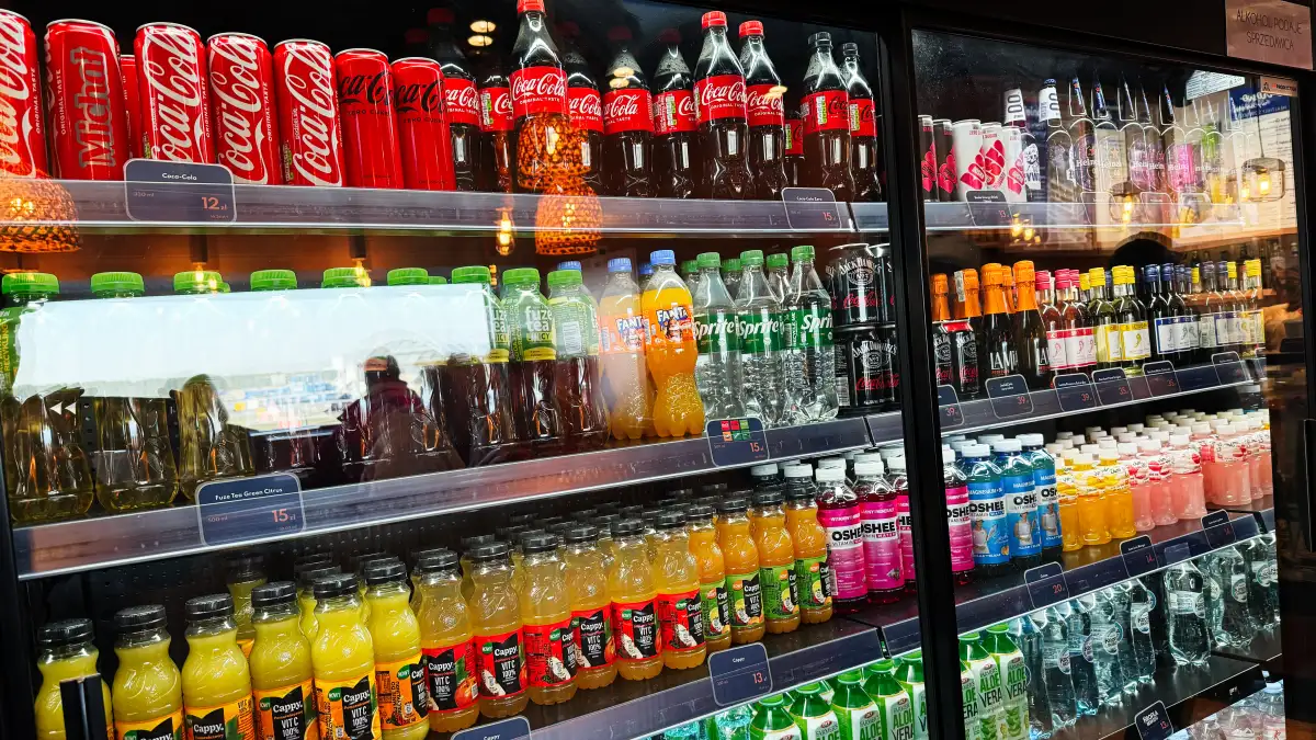 Ein Regal im Supermarkt mit verschiedenen Softdrinks.