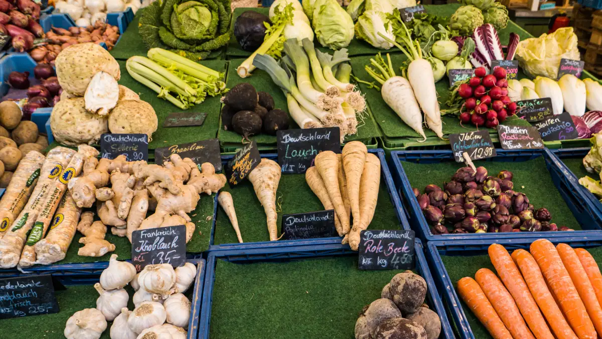 Eine Auswahl an frischem Gemüse auf einem Markt.