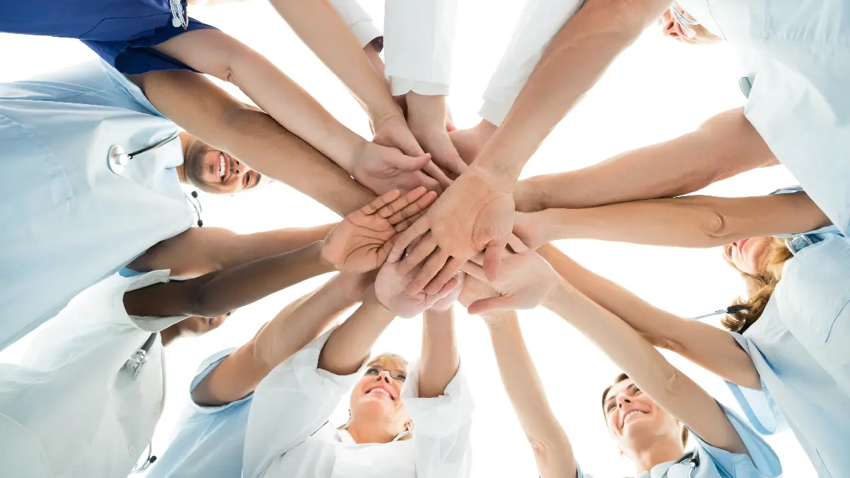 Ärzteteam Hände übereinander