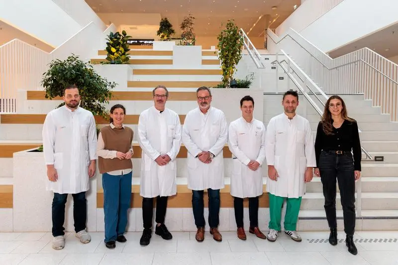 Ein Teil des Düsseldorfer BE-PRO-Teams mit dem Studien-Sprecher Prof. Peter Albers in der Mitte. (Foto: UKD/Maurice Kaufmann)