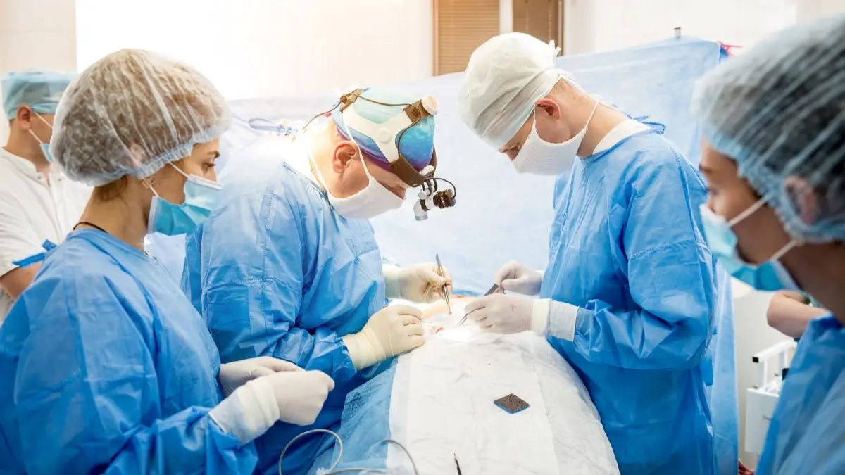 Operationsteam fuehrt einen chirurgischen Eingriff durch als Symbol fuer Qualitaetserhalt bei ambulanten Brustkrebsoperationen