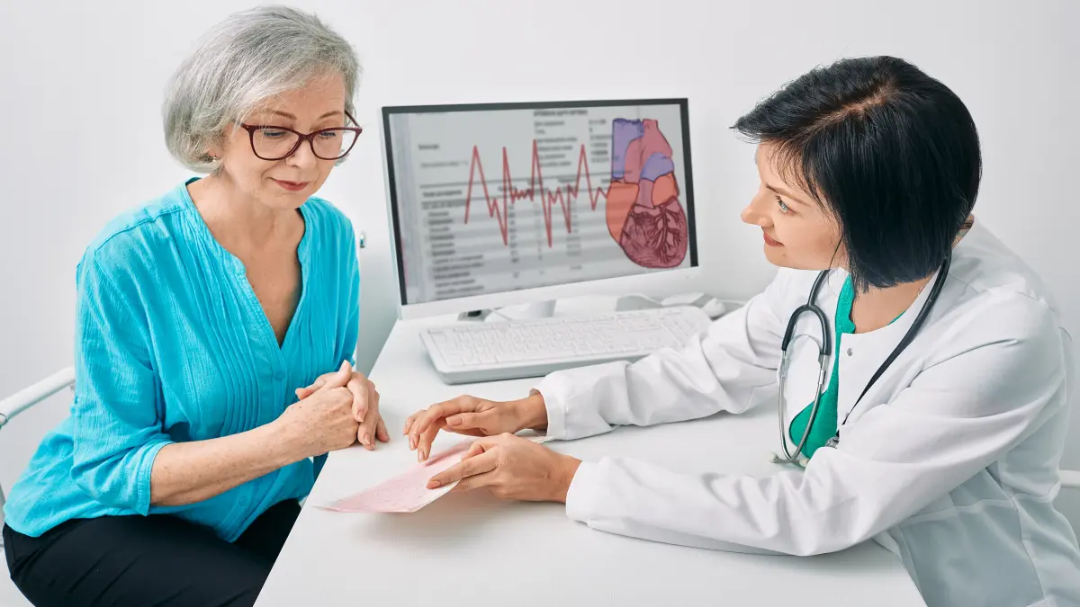 Kardiologin bespricht EKG-Befund mit älterer Patientin bei ATTR-Amyloidos