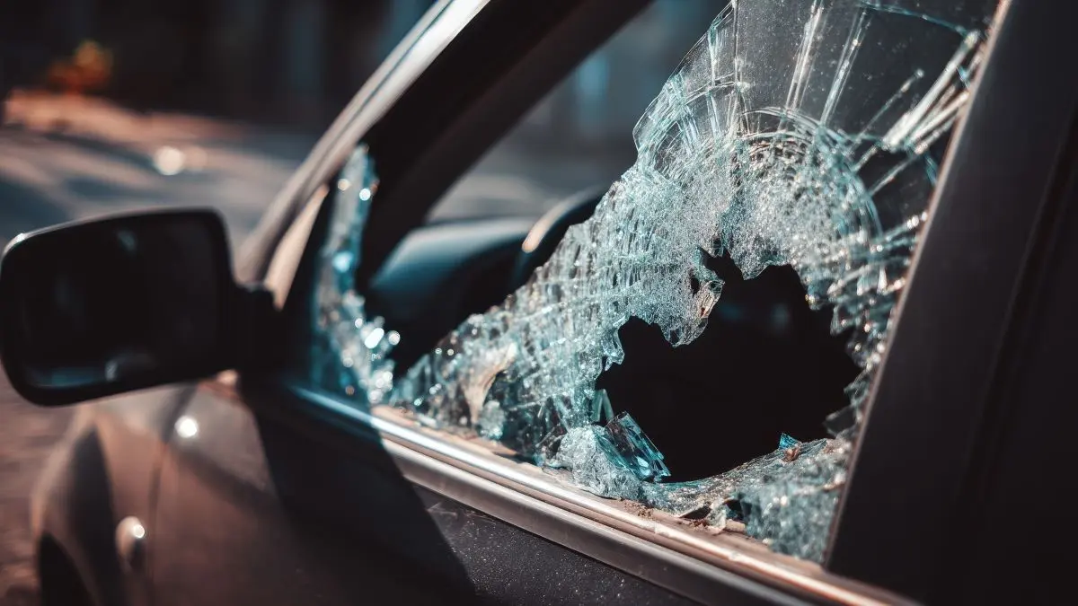 Zerbrochene Autoscheibe als Symbol fuer Diebstahl und steuerliche Folgen fuer Praxisinhaber
