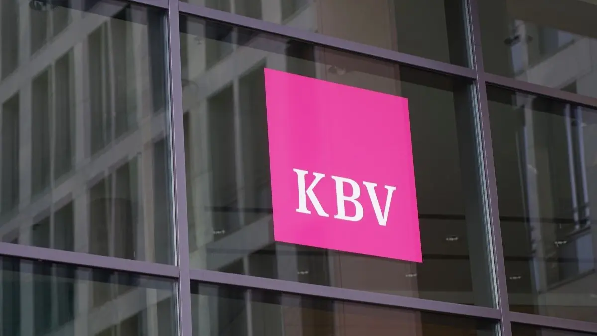 Gebaeude mit grossflächigem KBV Logo als Symbol fuer Organisationen und Strukturen zur Umsetzung der europaeischen Impfwoche