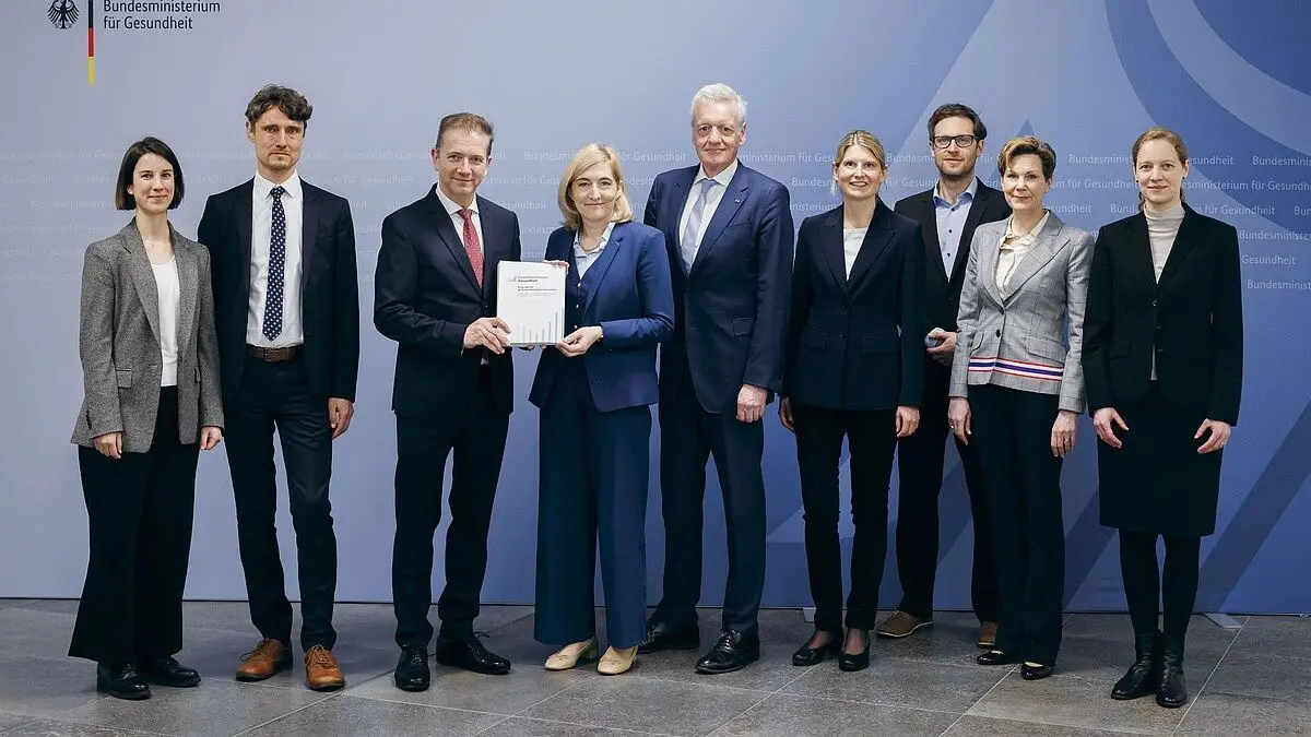 Übergabe des ersten Berichts der FinanzKommission Gesundheit an die Bundesgesundheitsministerin Nina Warken (4.v.l.) am 30. März 2026 in Berlin. (Foto: BMG/Xander Heinl)