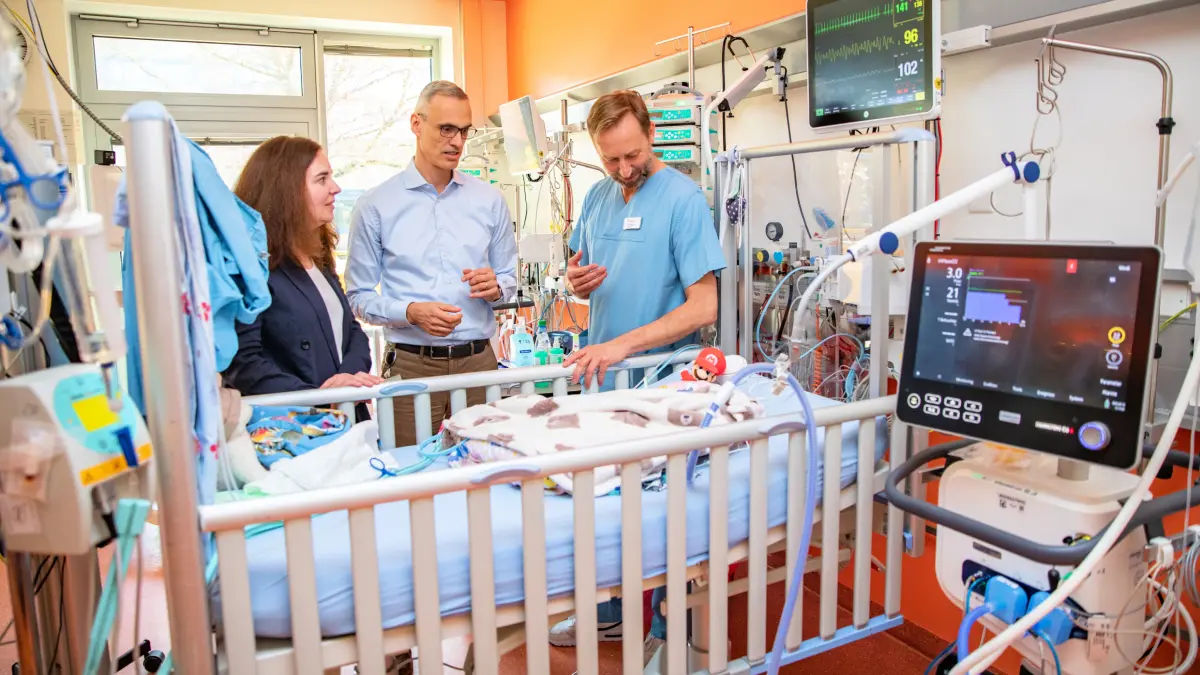 In der Kinder-Intensivstation der MHH (von links): Professorin Dr. Helena U. Zacharias (PLRI), Dr. Bernd Auber (MHH-Institut für Humangenetik) und Privatdozent Dr. Thomas Jack (MHH-Klinik für Pädiatrische Kardiologie und Intensivmedizin).