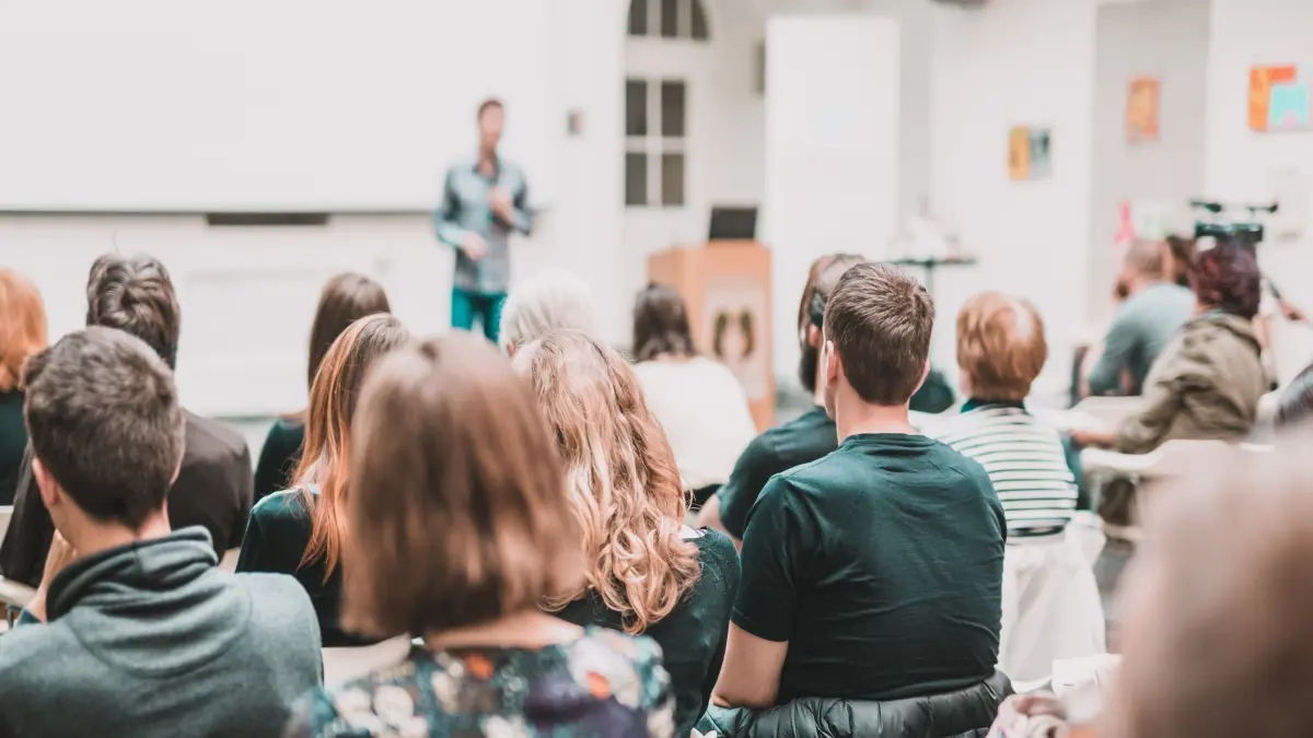 Publikum von hinten bei einem wissenschaftlichen Vortrag im Hörsaal
