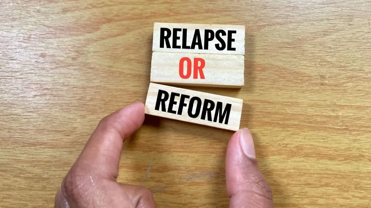 Holzbloecke mit den Woertern Relapse oder Reform als Symbol fuer die kontroverse Krankenhausreform