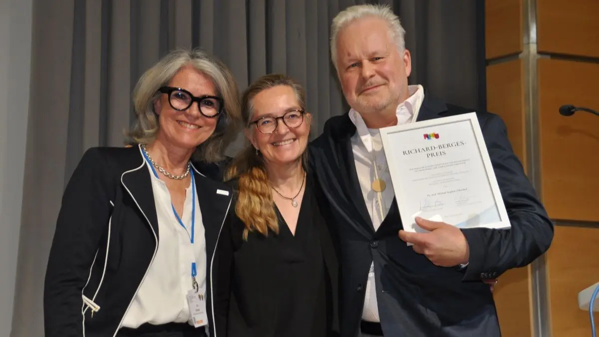 Dr. Michael Stephan-Odenthal freut sich gemeinsam mit Kongresspräsidentin Dr. Eva Hellmis (M.) und einer Vertreterin der Industrie (l.) über den Richard-Berges-Preis. (Quelle: Franz-Günter Runkel)