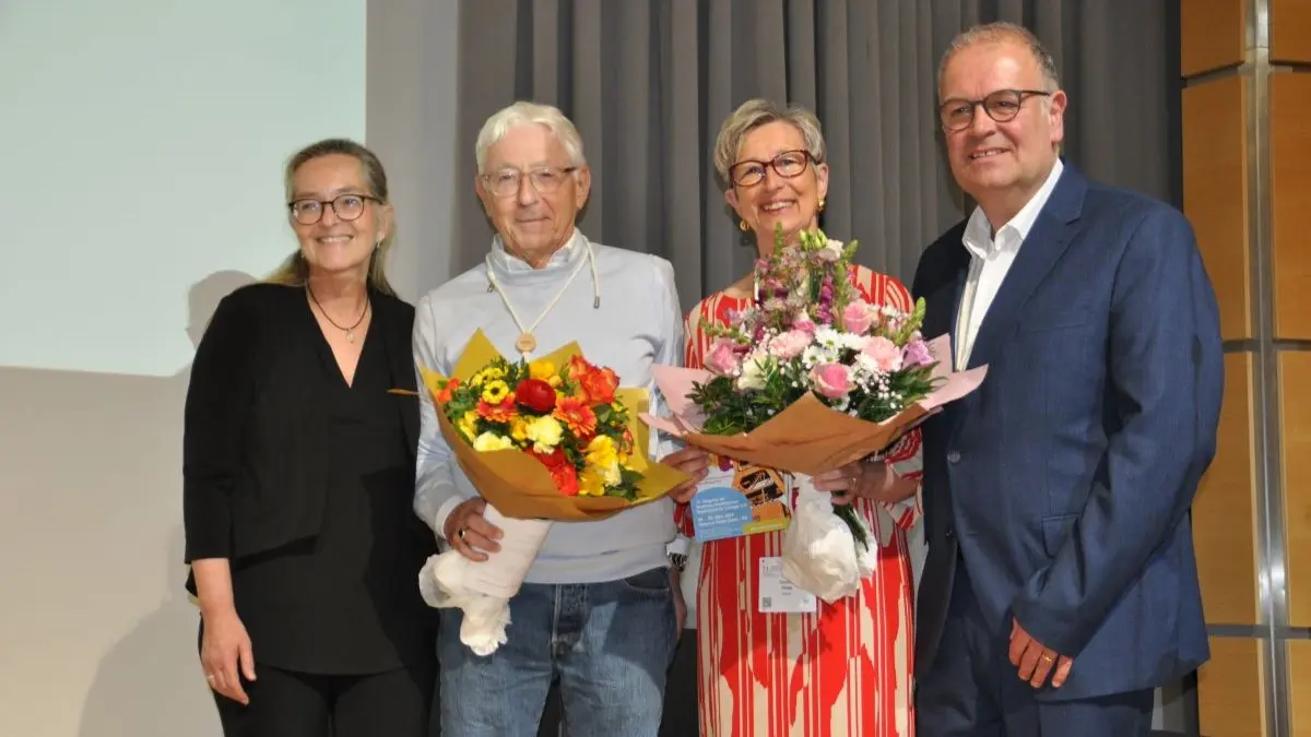 Die Essener Amtsübergabe: Dr. Eva Helmes (l.) und Dr. Jens Westphal (r.) rahmen das NRWGU-Präsidenten-Team 2027 ein: Prof. Susanne Krege (3.v.l.) und Dr. Frank Finke (2.v.l.). Quelle: Franz-Günter Runkel)