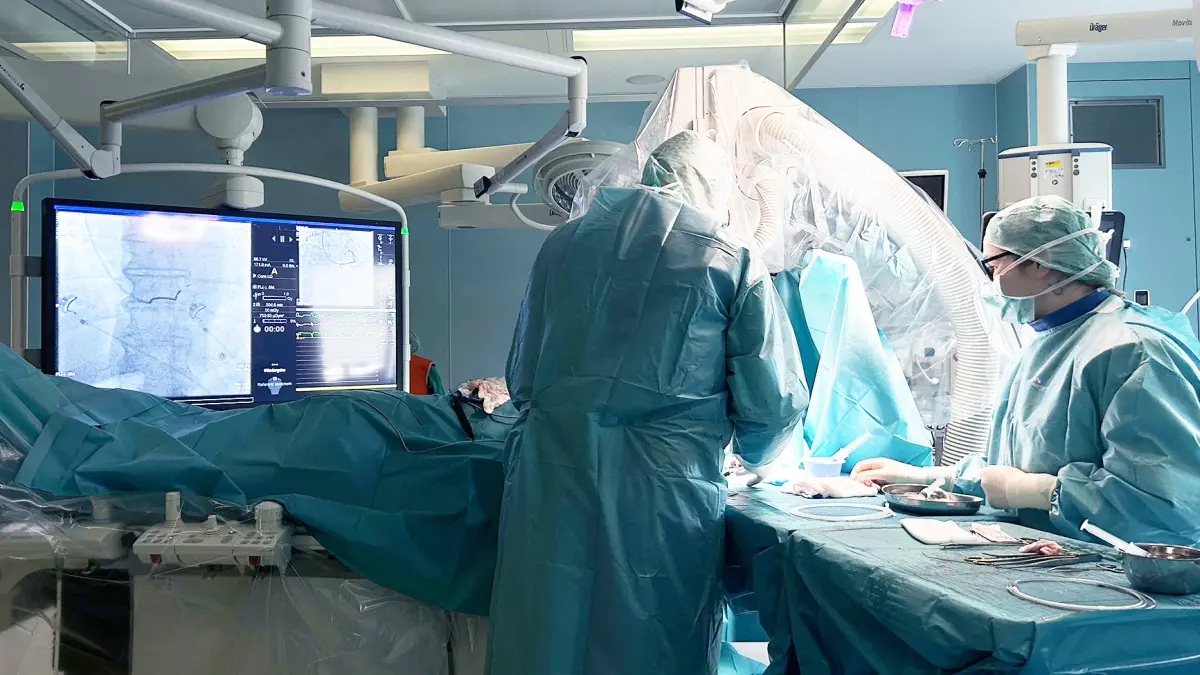 Team der Universitätsklinik Bielefeld bei der Erstimplantation der OmniaSecure Defibrillationselektrode