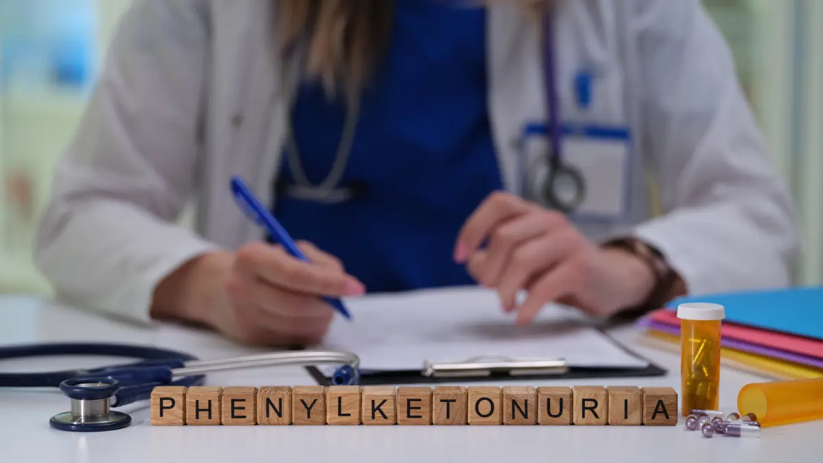 Eine Ärztin dokumentiert Informationen über Phenylketonurie (PKU) in einem klinischen Umfeld