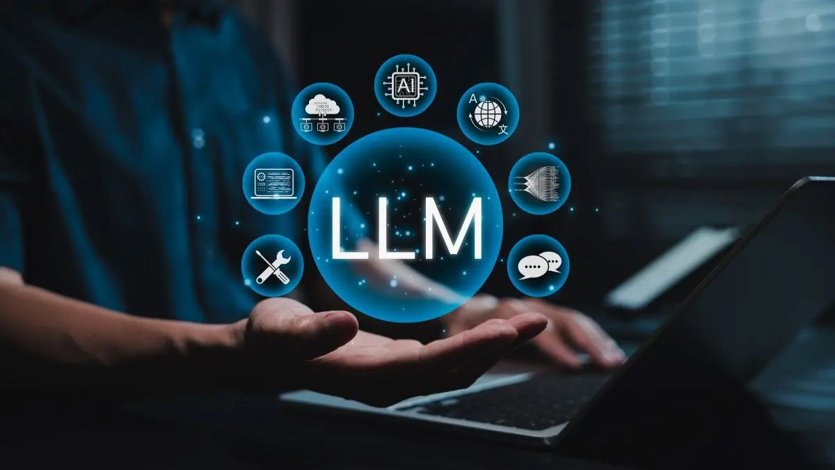 Person arbeitet am Laptop, ueber der Hand schwebt eine leuchtende LLM-Kugel mit KI-Symbolen, Symbolbild fuer LLM-Leistung in der klinischen Diagnostik