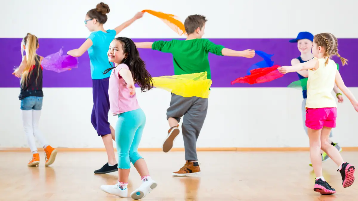 Kinder tanzen mit bunten Tüchern
