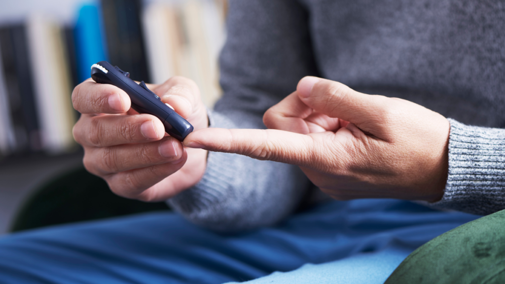 Mann macht Blutzuckertest am Finger