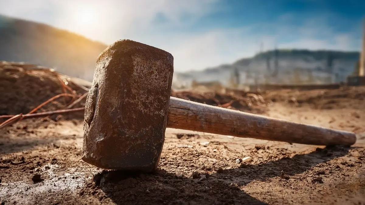 Symbolbild fuer Outdoor-Berufe mit Arbeitswerkzeug in der Sonne als Risiko fuer schwarzen Hautkrebs