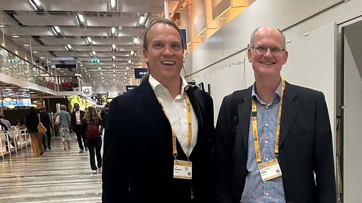 Zwei Mitglieder des Studienteams der Teclistamab-Studie bei Multiplem Myelom in einem Kongressfoyer