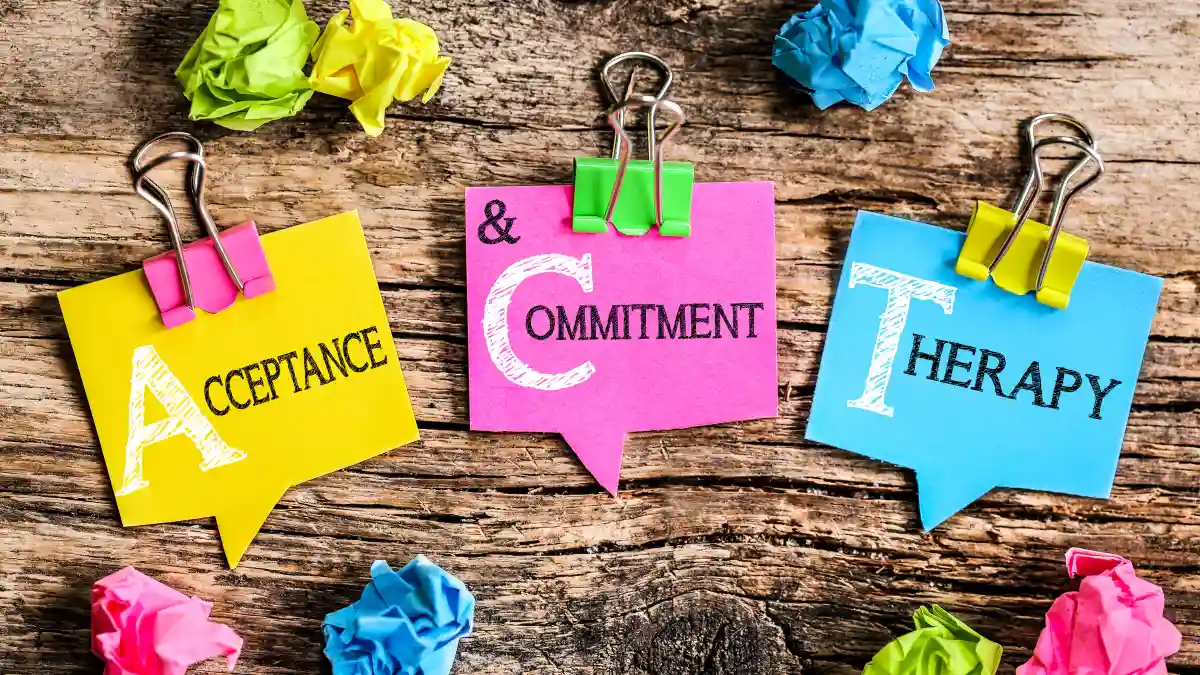 Auf bunte Post-ist ist das Akronym von ACT im englischen zu Acceptance und Commitment Therapy aufgelöst.