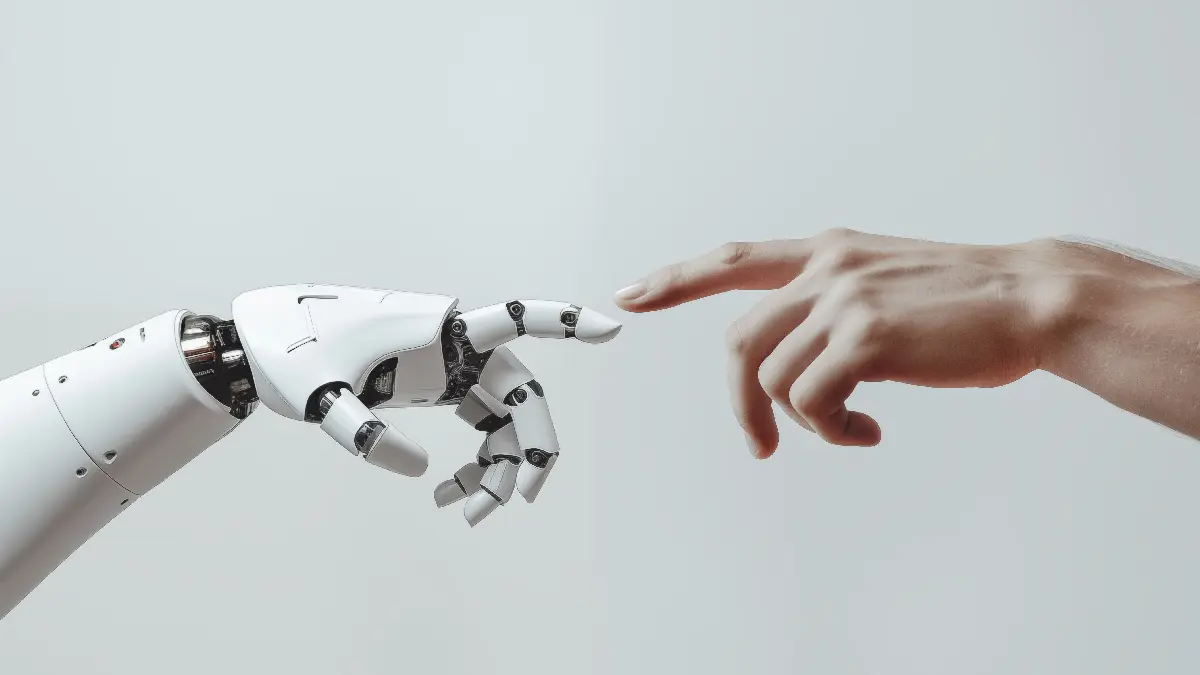 Roboter und Menschenhand berühren sich