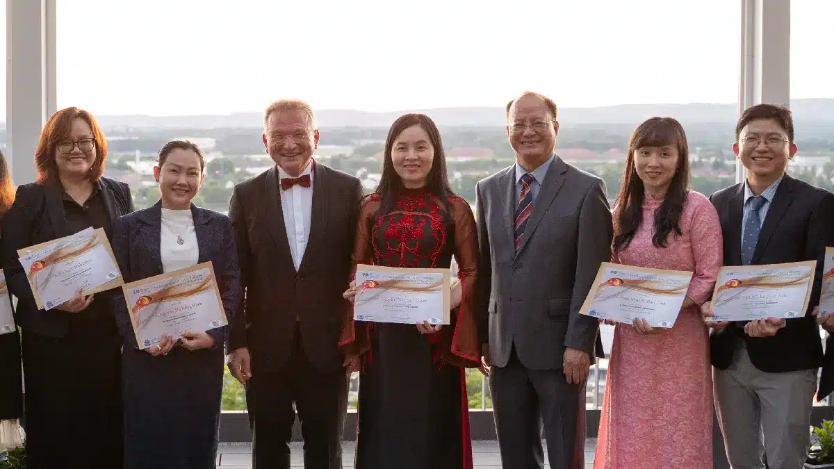 Prof. Seitz und vietnamesische Gäste des UKS