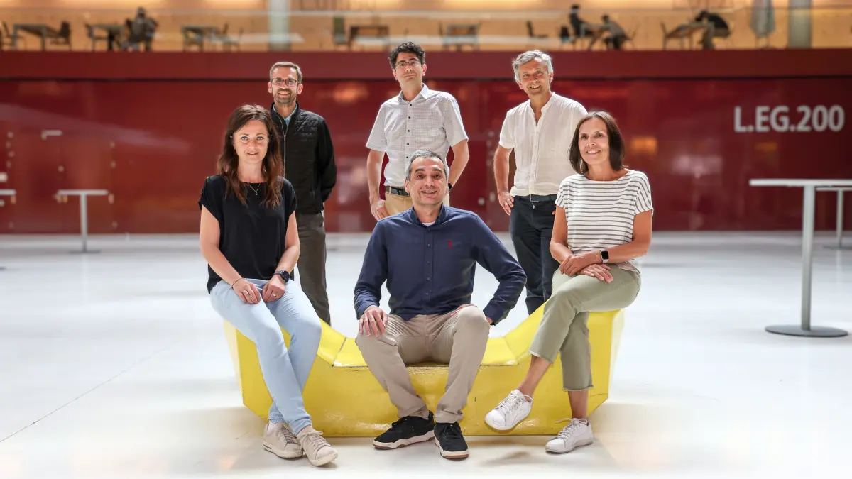 Forschungsteam in einem Universitaetsatrium, das neue Therapieansaetze zum Antikoerper-Stau bei Multiplem Myelom untersucht