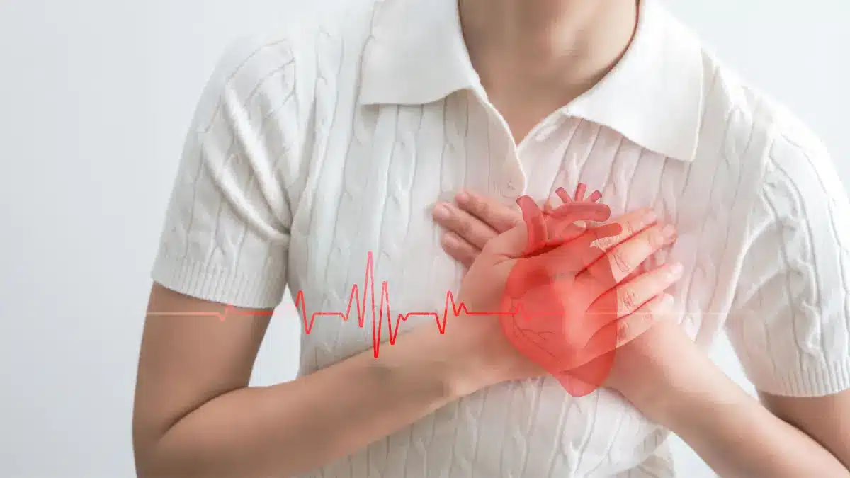 Person hält sich an die Brust mit illustriertem Herz und EKG-Kurve – kardiale Amyloidose und Kardiomyopathie bei ATTR-CM