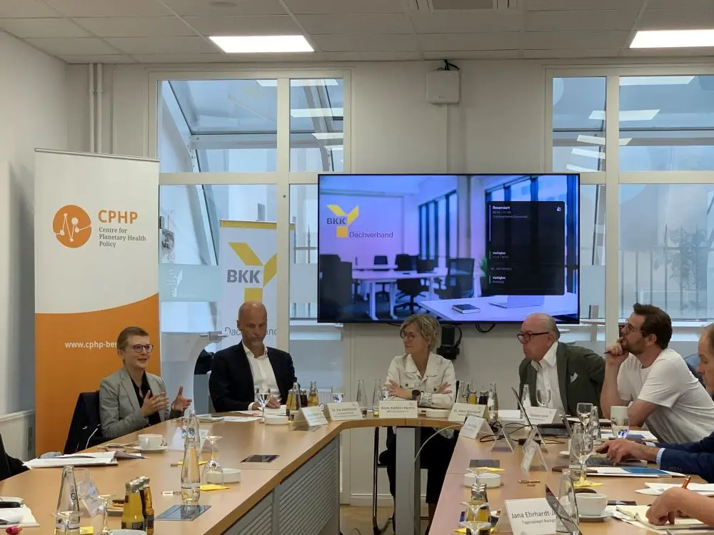 Verbändeübergreifend setzen wir uns für eine verbindliche Nachhaltigkeitsstrategie ein (Foto: ©BKK Dachverband e.V./Martin König: von links nach rechts: Dr. Kai Joachimsen (BPI), Anne-Kathrin Klemm (BKK-Dachverband), Dorothea Baltruks (CPHP), Dr. Klaus Reinhardt (BÄK)); © BKK-Dachverband