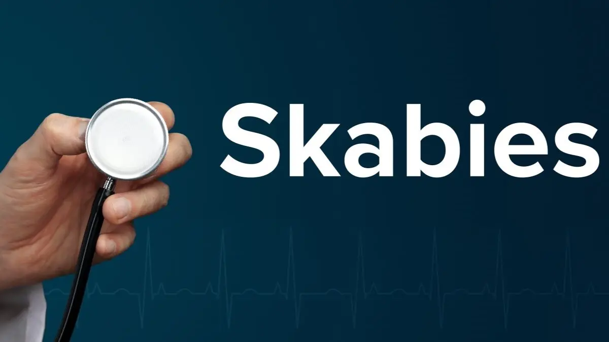 Arzt haelt ein Stethoskop vor dunkelblauem Hintergrund mit dem Schriftzug Skabies als Symbol fuer den EADV Ausblick Was gibt es Neues zur Skabies
