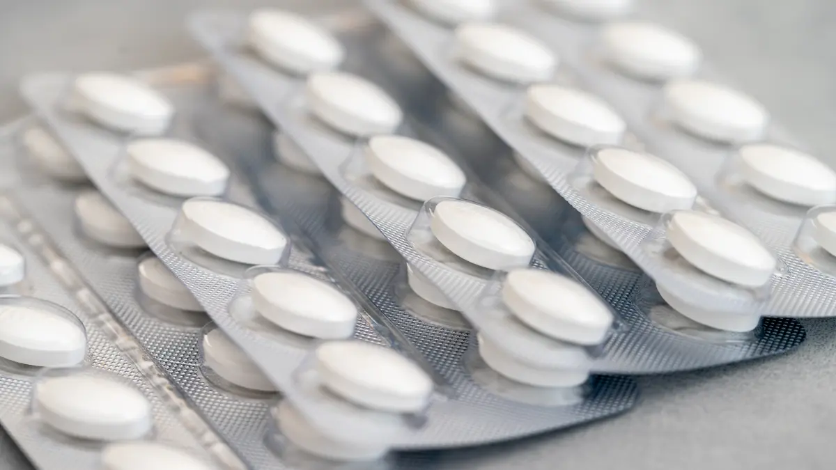 Mehrere Blisterpacks mit weißen Filmtabletten als Symbol für die orale Langzeittherapie mit dem Lipidsenker Bempedoinsäure (Nilemdo®)