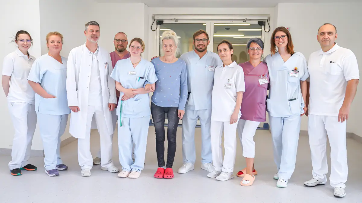 Team der Gefäßchirurgie am RHÖN-Klinikum Frankfurt (Oder) mit Patientin Heike Schwedler nach erfolgreicher Notfalloperation bei rupturiertem Aortenaneurysma