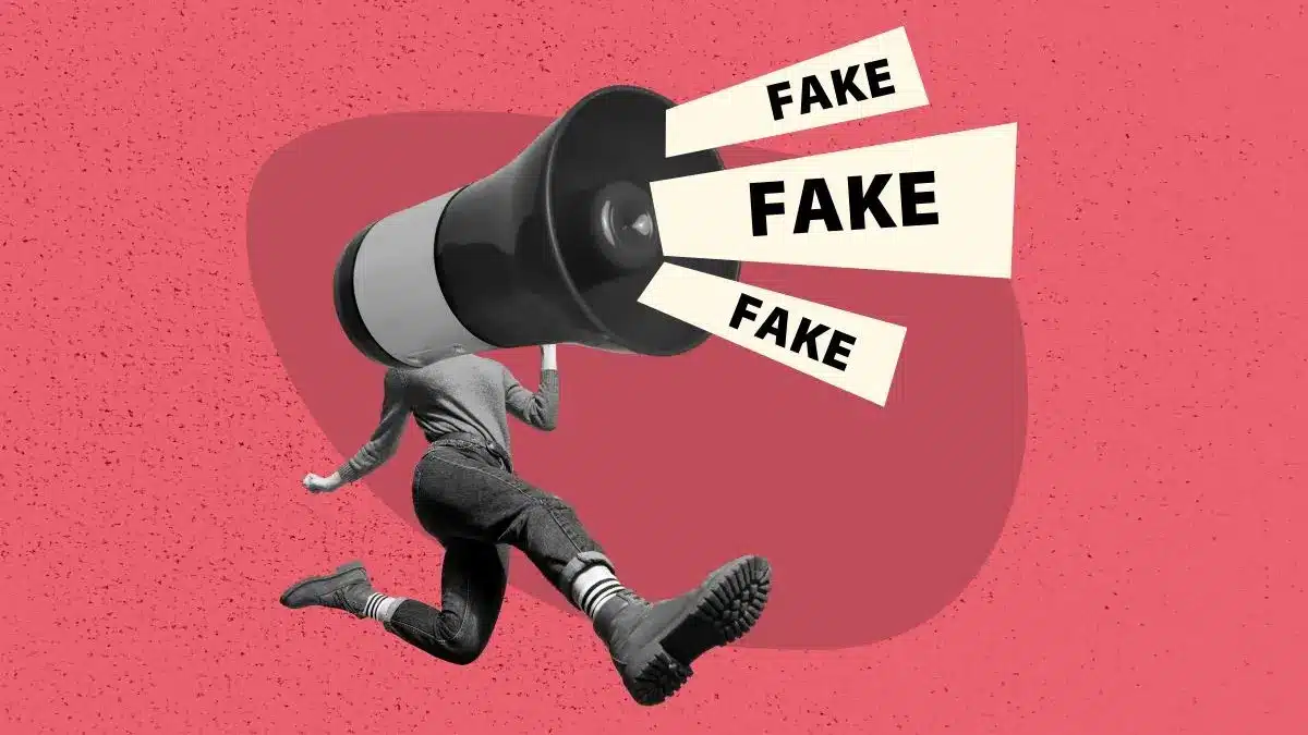 Surreale Collage mit Mensch und Megafon Kopf aus dem mehrfach das Wort FAKE schallt als Symbol fuer digitale Desinformation zur Hautkrebspraevention