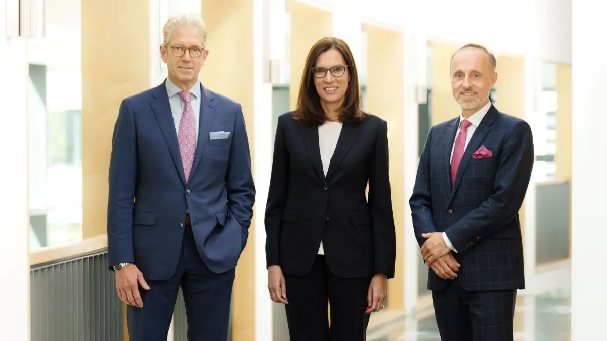 Die geplante Verschärfung der Regelungen für Krankschreibungen bezeichnen die KBV-Vorstände Dr. Andreas Gassen, Dr. Sibylle Steiner und Dr. Stephan Hofmeister als eine Zumutung für die Niedergelassenen, die an Unverschämtheit grenzt. © KBV