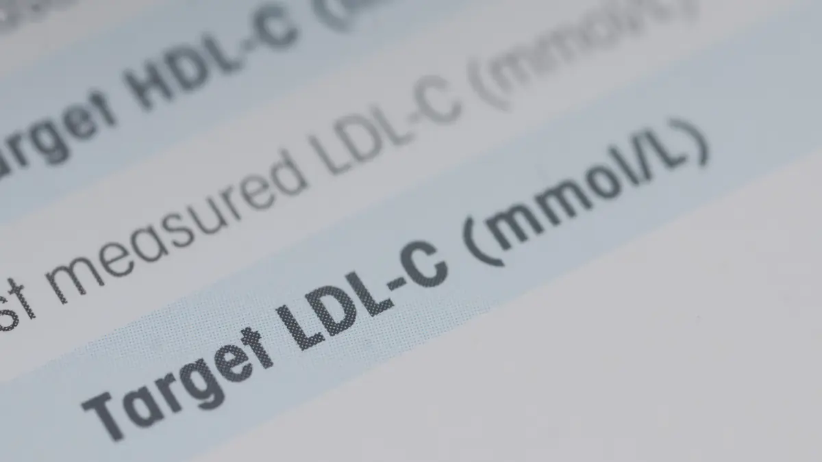 Medizinisches Dokument mit hervorgehobenem LDL-C-Zielwert – Treat to Target in der Lipidtherapie