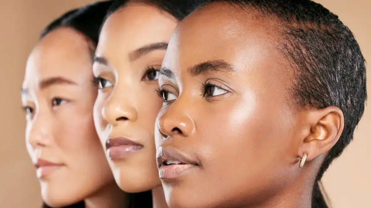 Drei Frauen im Profil mit unterschiedlicher Hautpigmentierung als Symbol fuer Aufklaerung zum pigmentierten Basalzellkarzinom bei People of Color