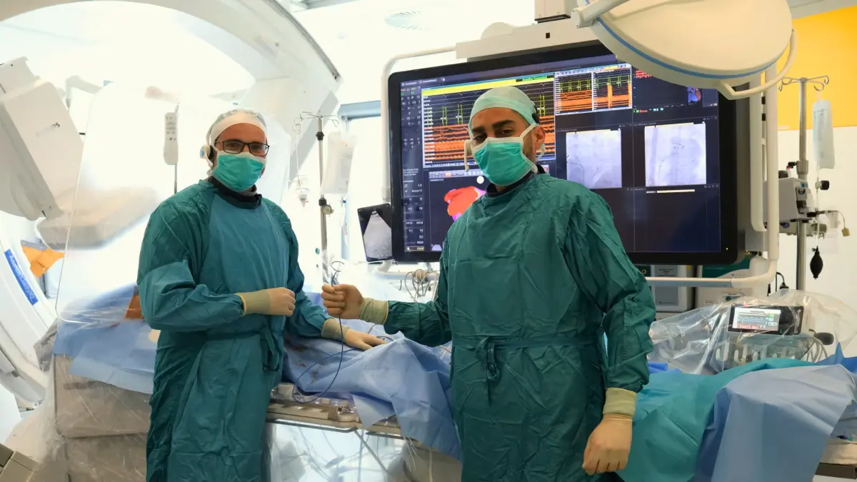Zwei Kardiologen im Katheterlabor des Klinikums Wolfsburg bei der Pulsed-Field-Ablation zur Behandlung von Vorhofflimmern
