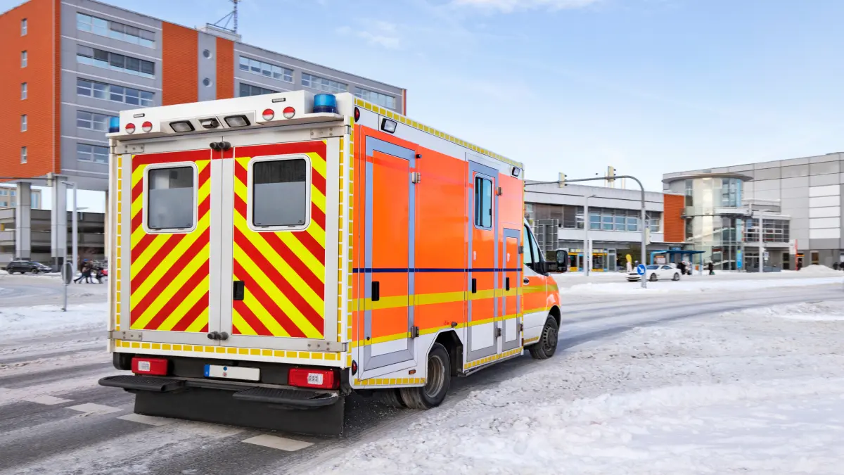 Rettungswagen im Wintereinsatz auf schneebedeckter Straße – Symbol für die saisonale Häufung kardiovaskulärer Notfälle wie Lungenembolie und Aortendissektion in den Wintermonaten