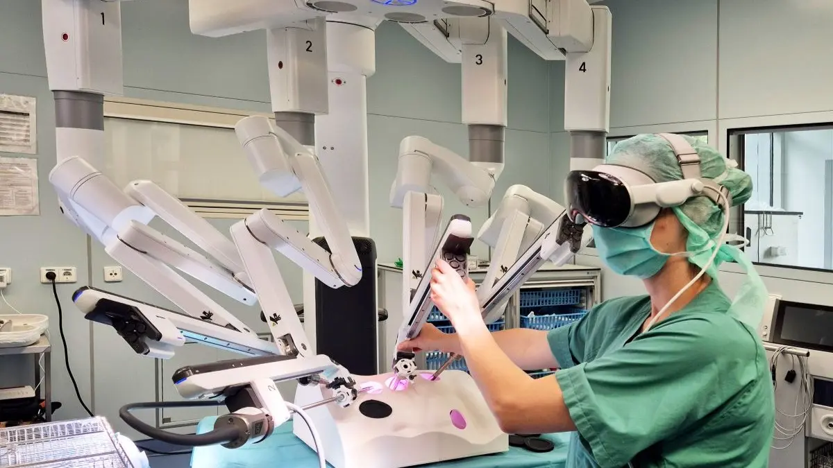 Robotersysteme, die Bewegungsbefehle des Chirurgen hochpräzise übersetzen, sind bereits erfolgreich in Kliniken im Einsatz. Nun verspricht die Kombination dieser Technik mit Datenbrillen einen weiteren Innovationsschub. © Universitätsklinikum Leipzig I Lilly Schmidt