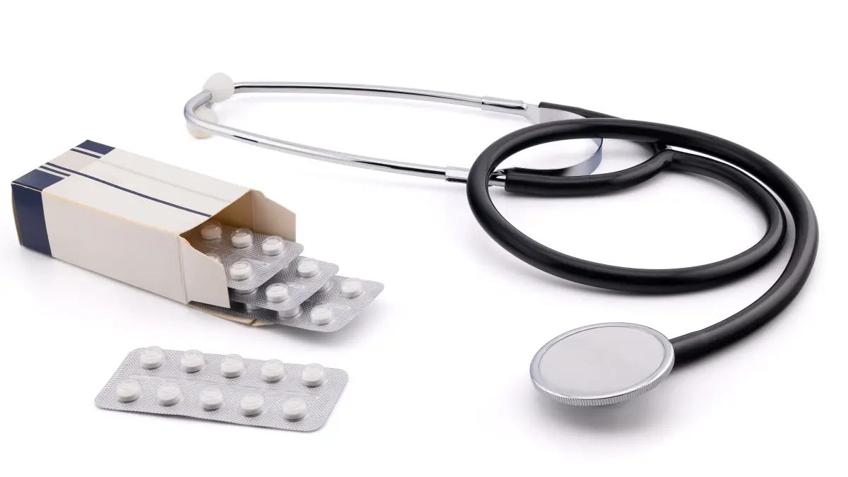 Tablettenblister mit Medikamentenpackung und Stethoskop als Symbol für die orale Semaglutid-Therapie bei Adipositas