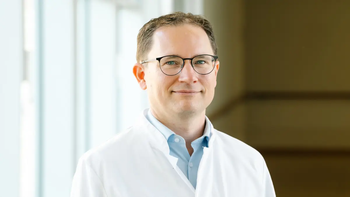 Haematologe im weissen Kittel als Experte fuer den Einsatz von Teclistamab bei schwerer Immunthrombozytopenie ITP