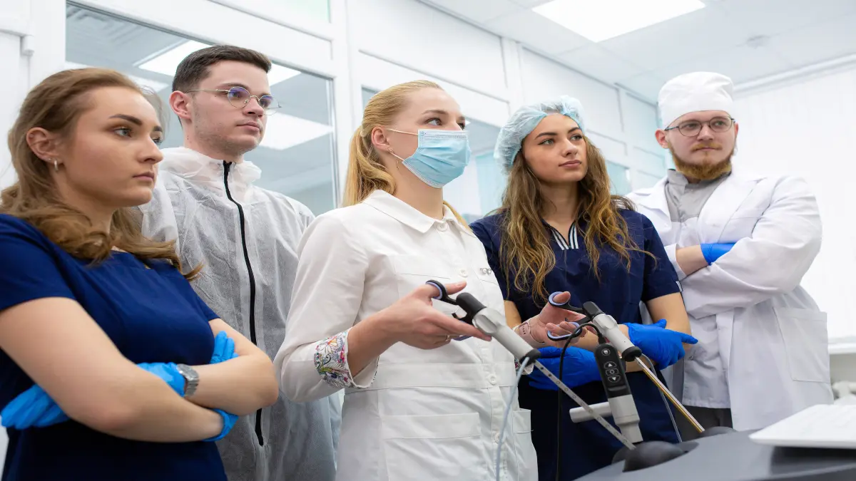 Gruppe junger Medizinerinnen und Mediziner bei einer praktischen Ausbildungseinheit in der gynäkologischen Chirurgie