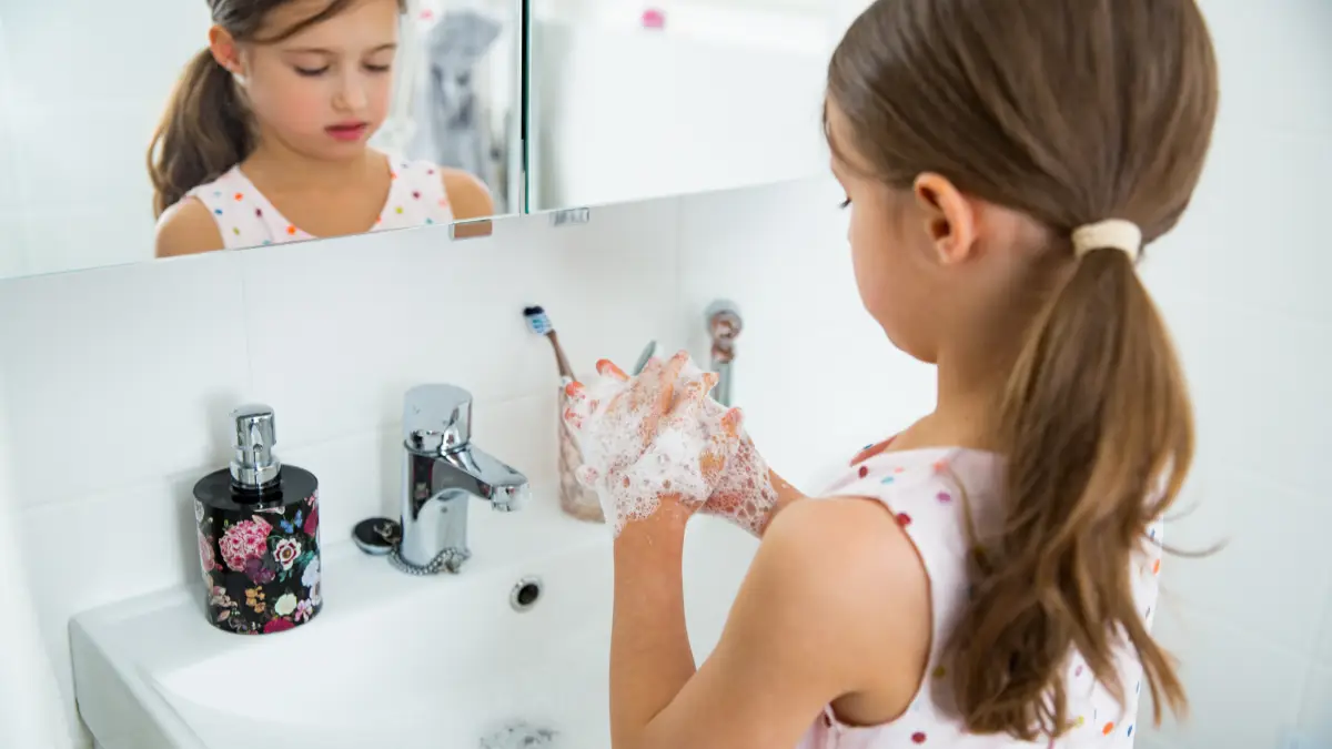Mädchen beim Händewaschen im Badezimmer