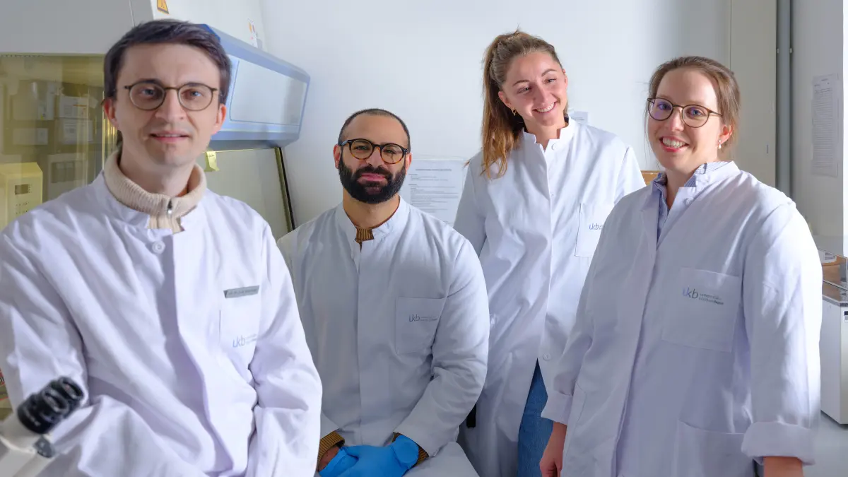 Forschungsteam in weissen Laborkitteln in einem Labor, das das Core2Edge-Modell zum Eindringen von Glioblastomzellen ins Gehirn entwickelt
