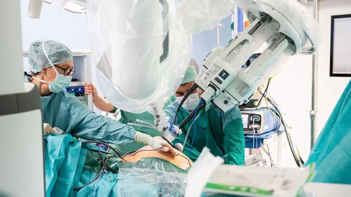 Das „Da Vinci SP“-Operationssystem im Einsatz: Die Kamera und drei flexible Instrumente werden über nur einen einzigen Zugang in den Körper eingebracht. © UKDD/Michael Kretzschmar