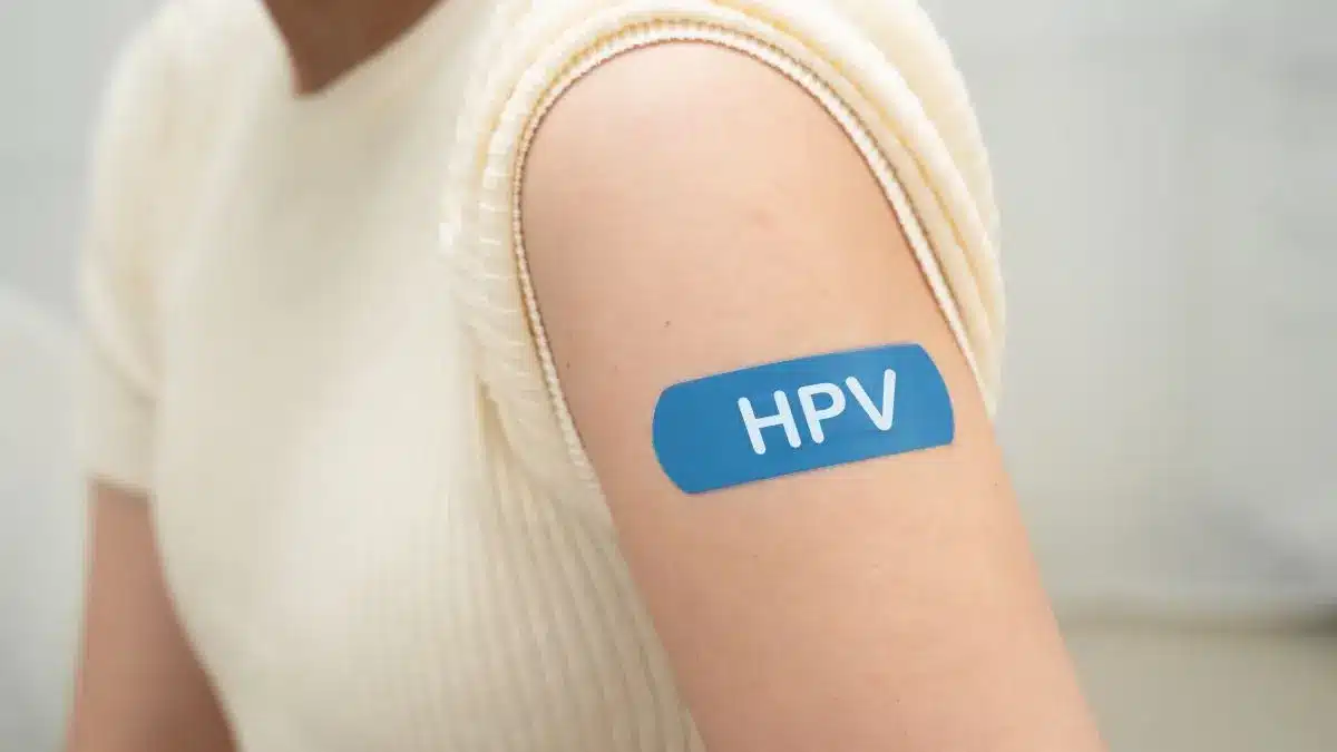 HPV-Impfung mit Pflaster am Oberarm