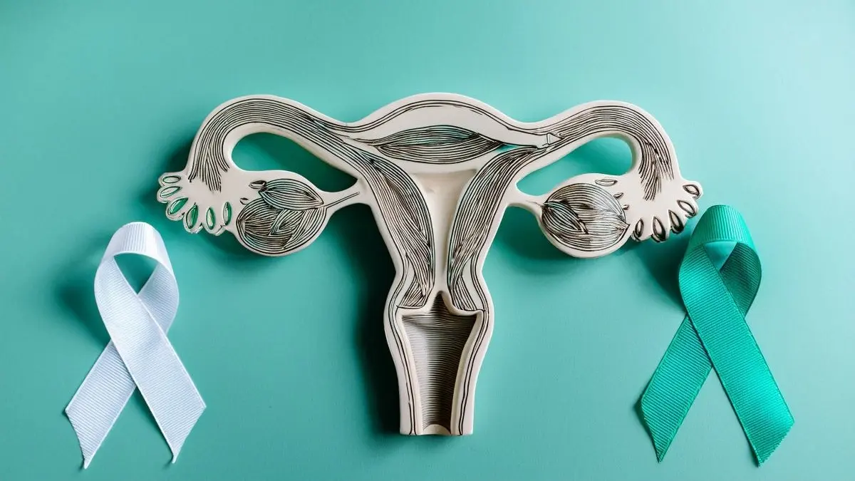 Schematische Darstellung von Uterus mit weissem und tuerkisem Band als Symbol fuer Zervixkarzinom und Leitlinien